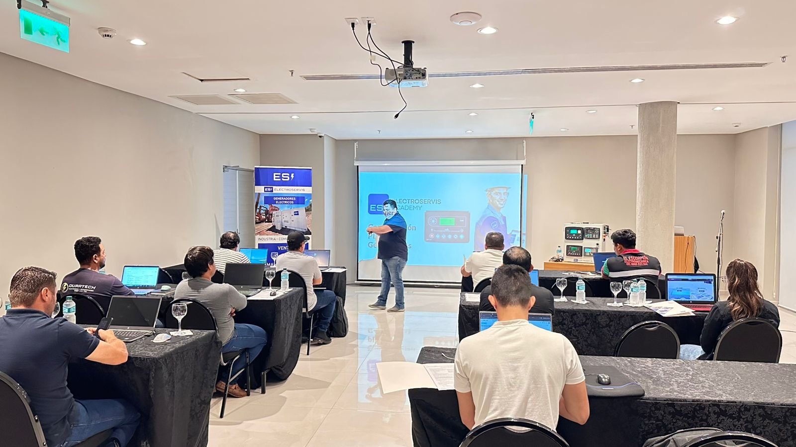 Electroservis Academy 2026 curso de generadores eléctricos con práctica real