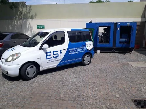 Vehículo técnico de Electroservis junto a generador