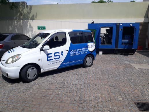 Técnico trabajando en mantenimiento de generador