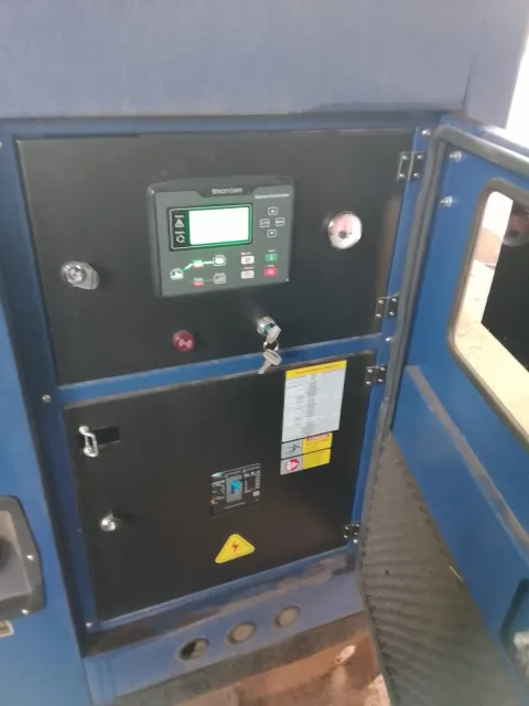 Generador con puerta abierta mostrando el panel y el nuevo medidor de combustible instalado