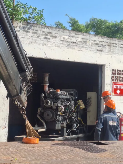 Persona operando panel de control del generador RESA 450 KVA durante preparación para carga en vehículo