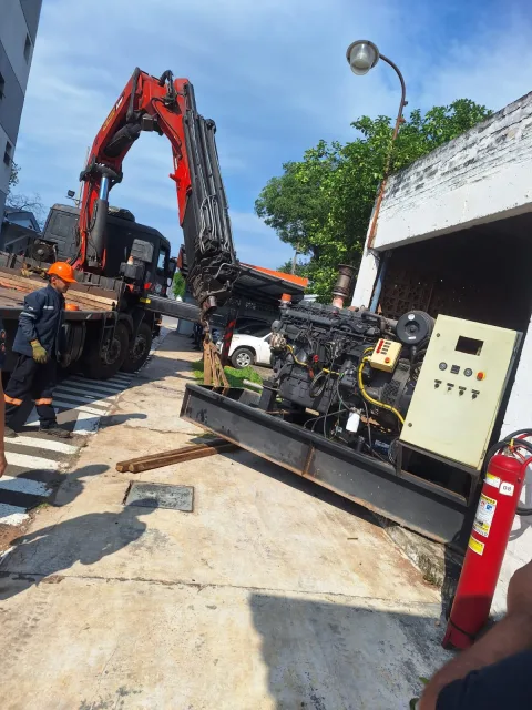 Generador pesado RESA 450 KVA siendo desplazado con grúa móvil en zona urbana