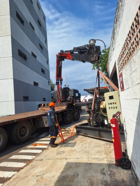 Elevación controlada del generador RESA 450 KVA con camión grúa para transporte