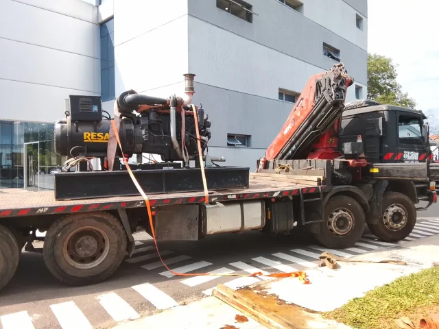 Generador RESA 450 KVA acomodado en plataforma de camión para traslado a taller