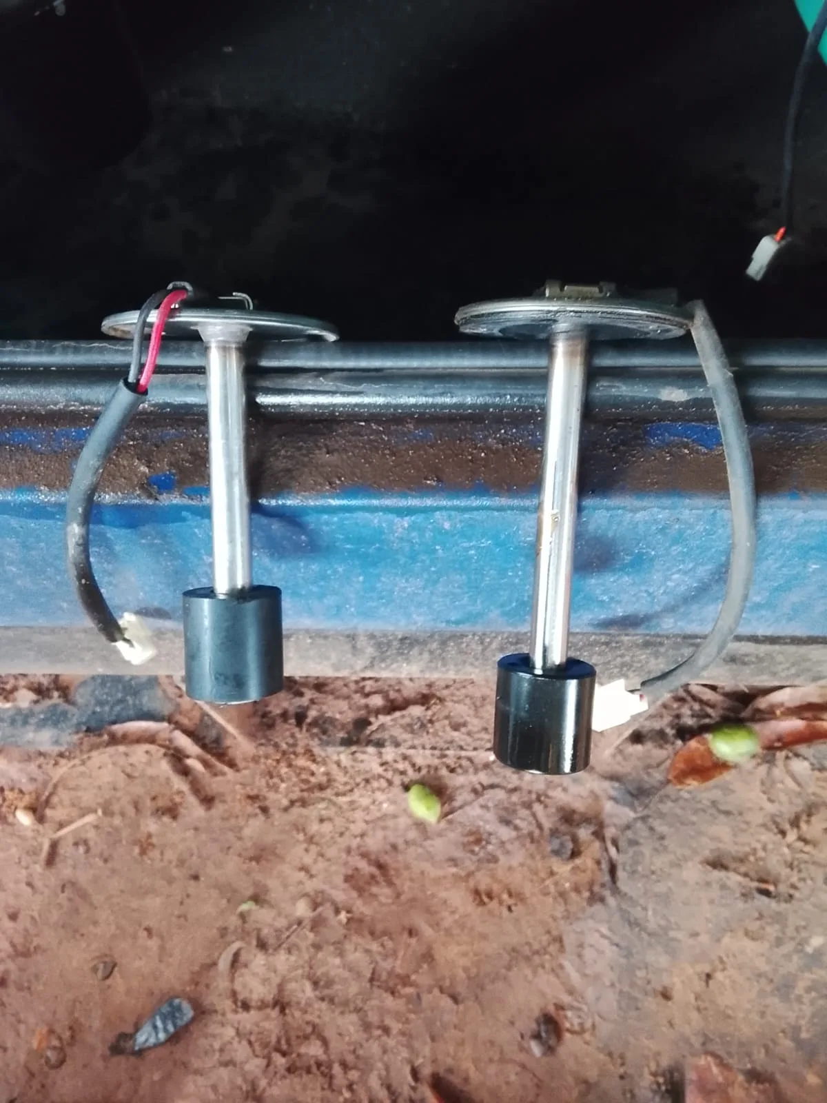 Sensores de combustible antiguo y nuevo para generador