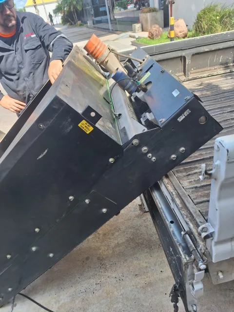 Radiador completo cargado en vehículo para transporte tras la reparación.