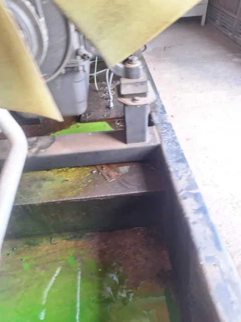 Interior del radiador mostrando líquido verde y restos de corrosión antes de limpieza.