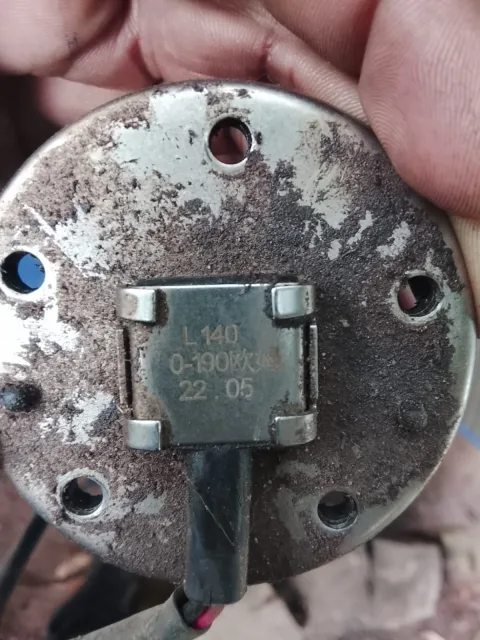 Primer plano de parte trasera del medidor de combustible antiguo