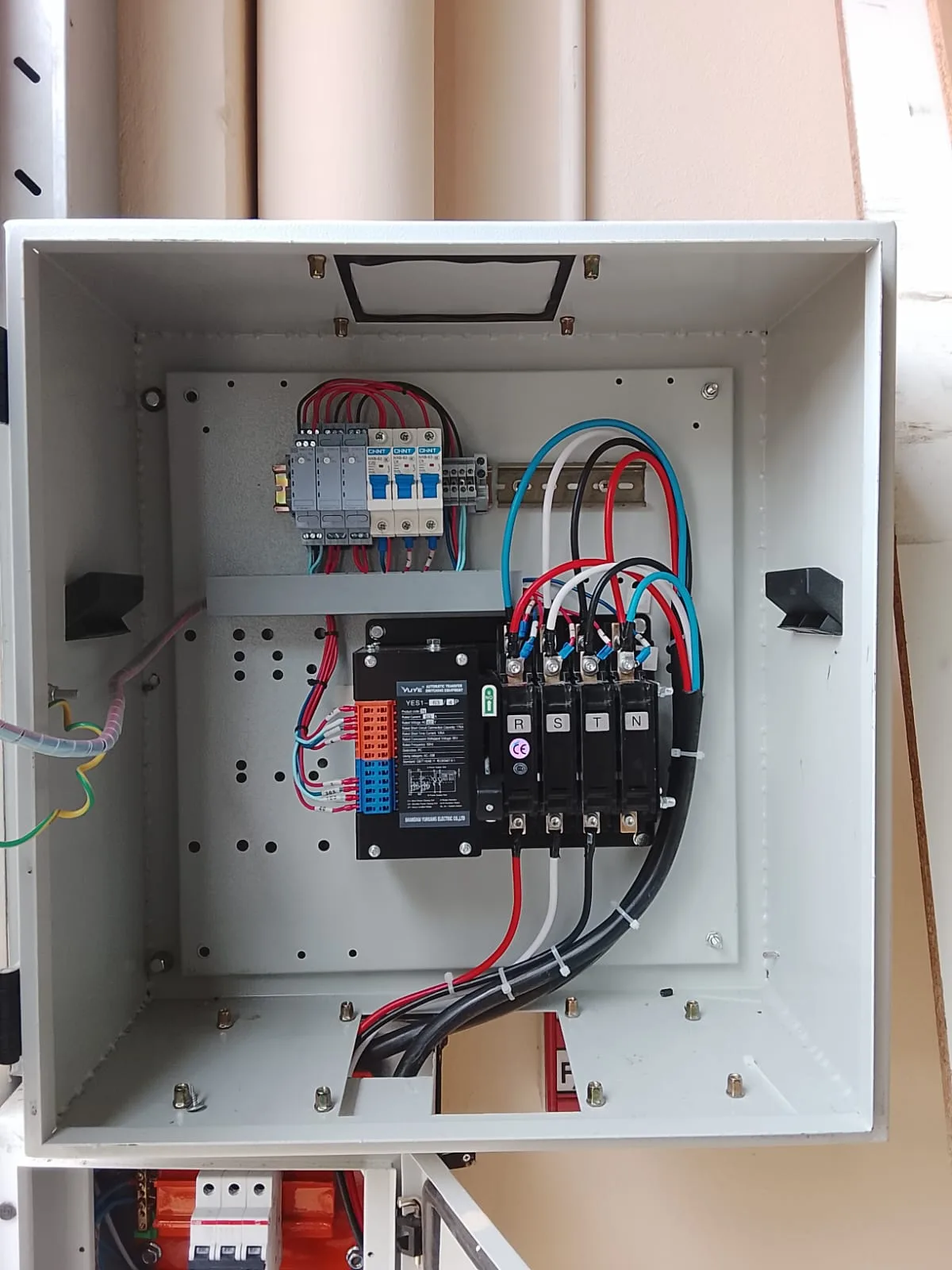 Plano interno del tablero ATS con llave de automatización mecánica y protecciones eléctricas instaladas para un generador.