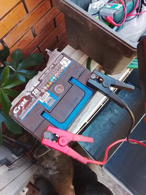 Nueva batería instalada y conectada correctamente en generador Kipor de 8 KVA, lista para uso y prueba de funcionamiento.