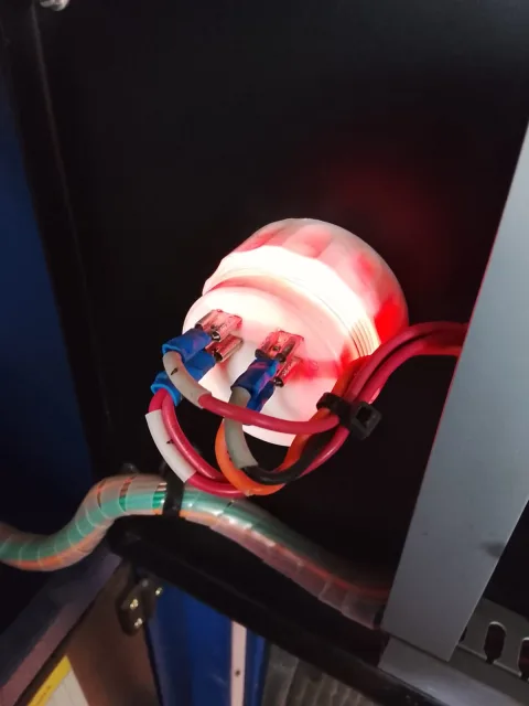 Conexiones eléctricas del nuevo medidor en el panel del generador