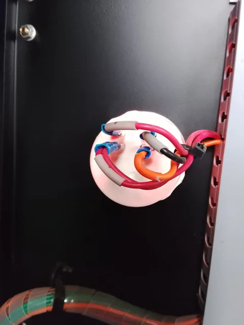 Conexiones y cableado del nuevo medidor instaladas en panel
