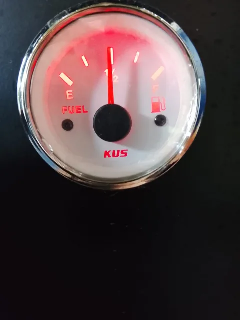 Indicador de nivel de combustible tipo reloj iluminado en panel
